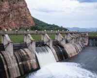 Déversoir en béton d’un barrage, avec l’eau s’écoulant vers l’aval