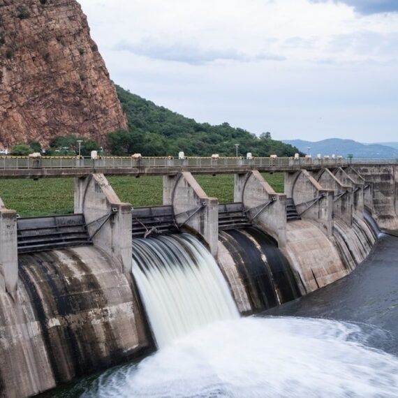 Déversoir en béton d’un barrage, avec l’eau s’écoulant vers l’aval