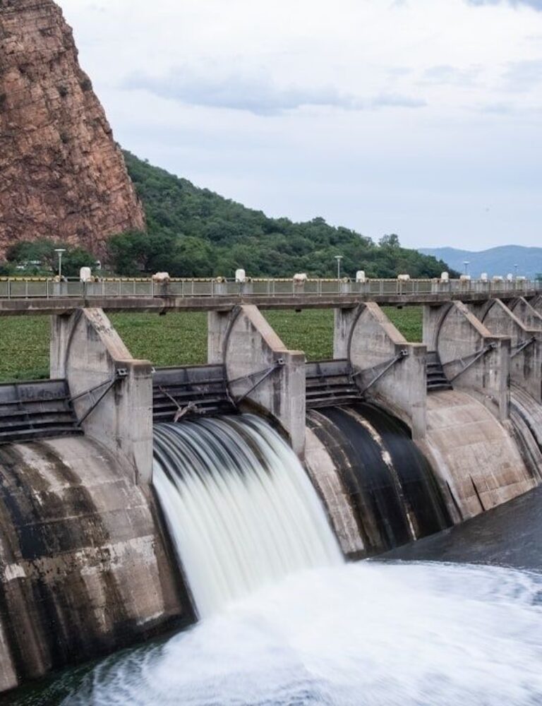 Déversoir en béton d’un barrage, avec l’eau s’écoulant vers l’aval