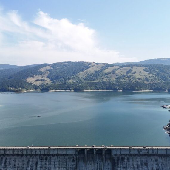 Vue panoramique du lac de la Liez, de sa digue et des collines boisées