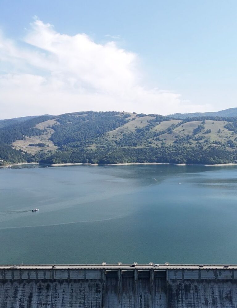 Vue panoramique du lac de la Liez, de sa digue et des collines boisées
